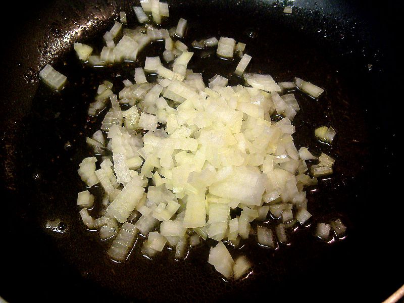 Saut onions in 1-2 tablespoons of the liquid (oil/vinegar) from the shrimp (sweated after 5 min).