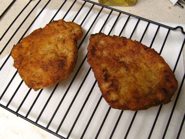 Let the oil drain on cooling rack. Serve hot.