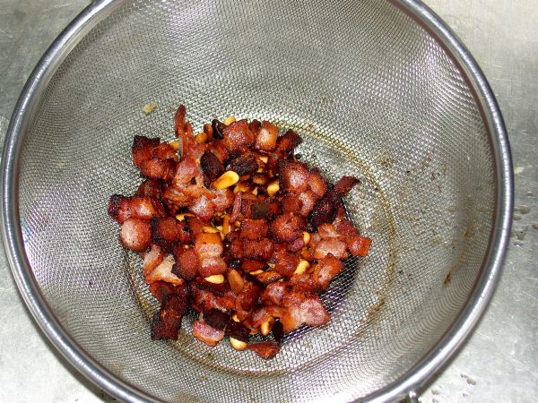Drain the bacon and pine nuts