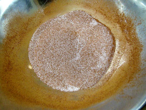 Mix sugar and cinnamon