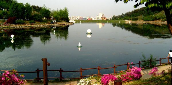 Seolbongho Lake in Icheon at World Ceramic Center