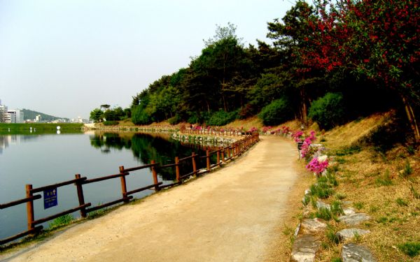 Seolbongho Lake in Icheon at World Ceramic Center