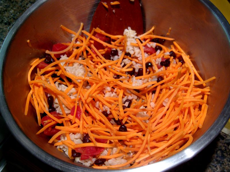 Add rice, tomatoes, corn (omitted here) and carrots to mixing bowl.