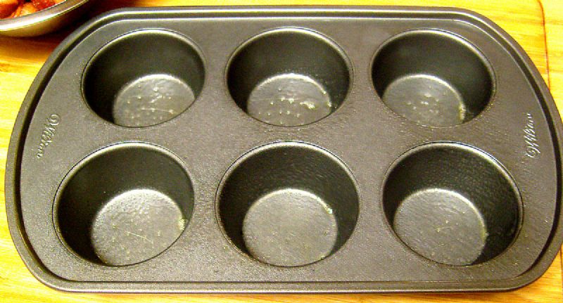 Lightly grease the muffin pan,