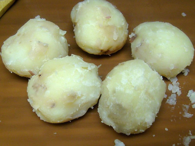 After cooling the potatoes, peel them.