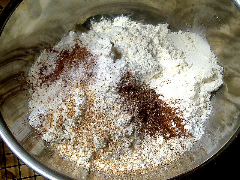 Prepare flour mixture (flour, baking powder, cinnamon and nutmeg)